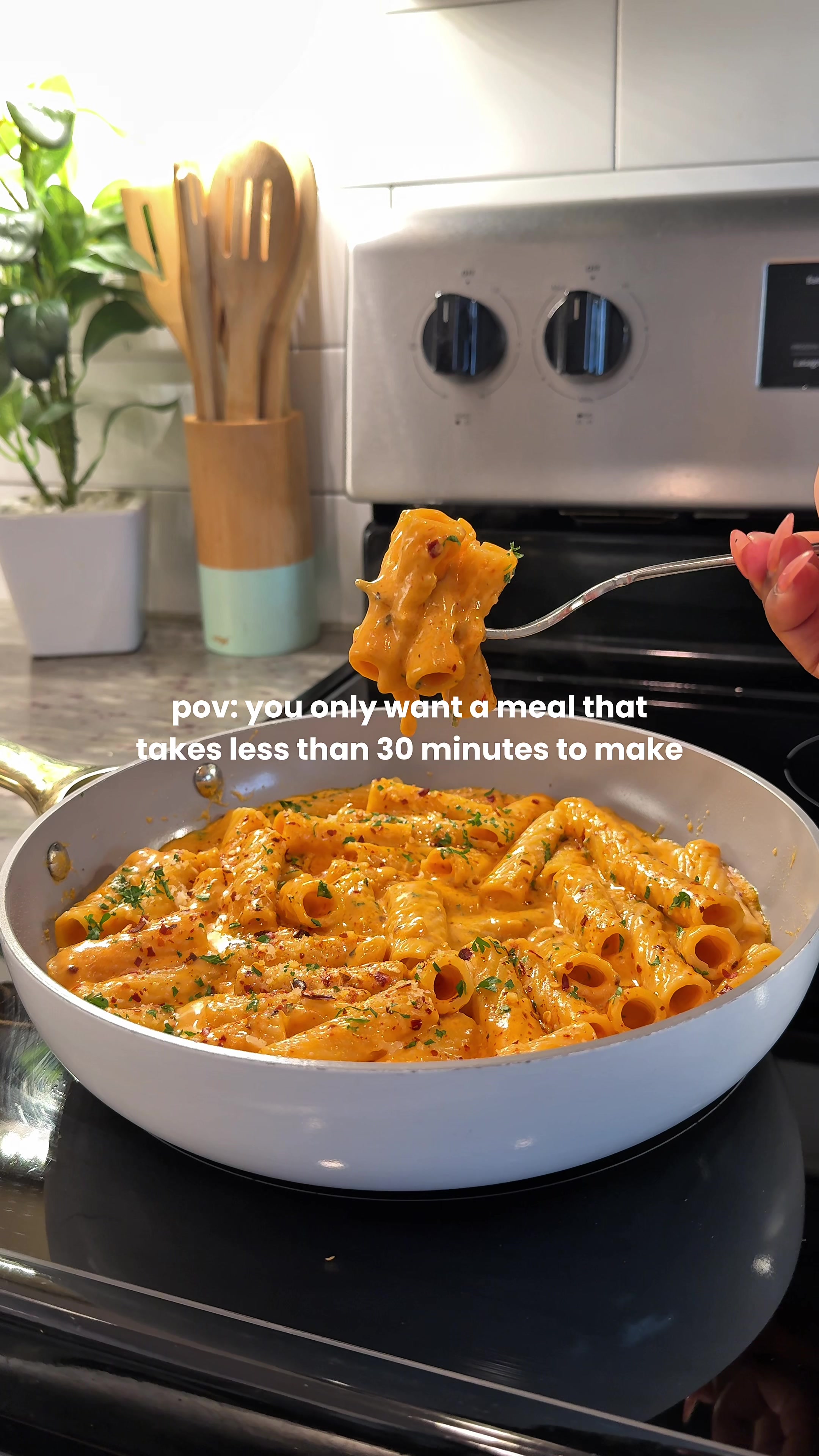 This spicy rigatoni is creamy, cheese, and has the perfect kick. You deserve a quick and easy meal to end the night early! 💕🍝 #pasta #recipes #fallrecipes #easyrecipe #dinner 