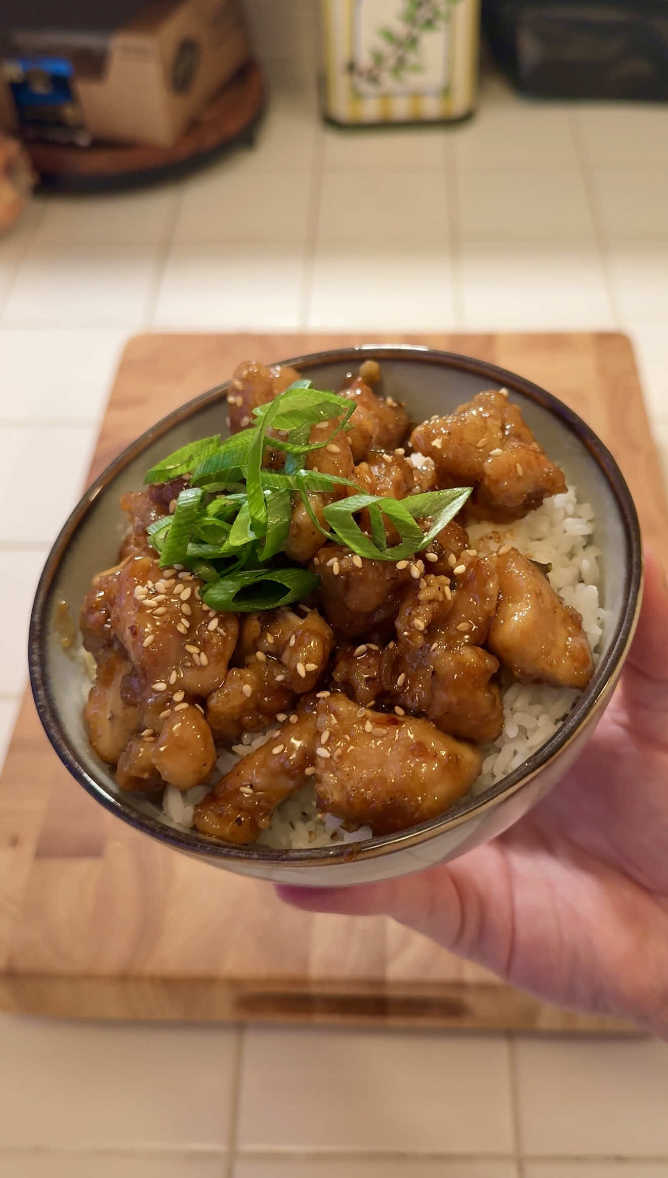 Honey Garlic Chicken!  #easyrecipe #cooking #easydinner #asianfood #ricebowl  For the meat 🍗: 1lb chicken thighs 2 tsp canola oil Salt, Pepper to taste 2 tbsp cornstarch (enough to coat) For the sauce: 1.5 tbsp low sodium soy sauce 3 tbsp honey 2 tbsp water 1/2 tbsp sugar 1/2 tsp red pepper flakes 1/2 tsp paprika 3 garlic cloves (minced) 2 tbsp green onion whites
