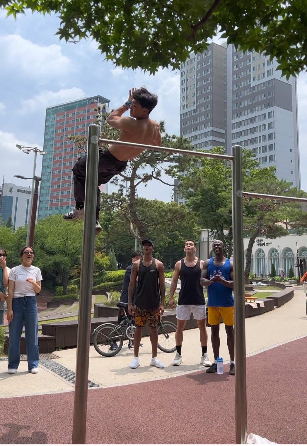 외국 형들: “이거 사람 맞아?” ㄷㄷ😱 He Just Broke Gravity 😳”  #calisthenics #철봉묘기 #맨몸운동  #석촌호수 #외국인반응 