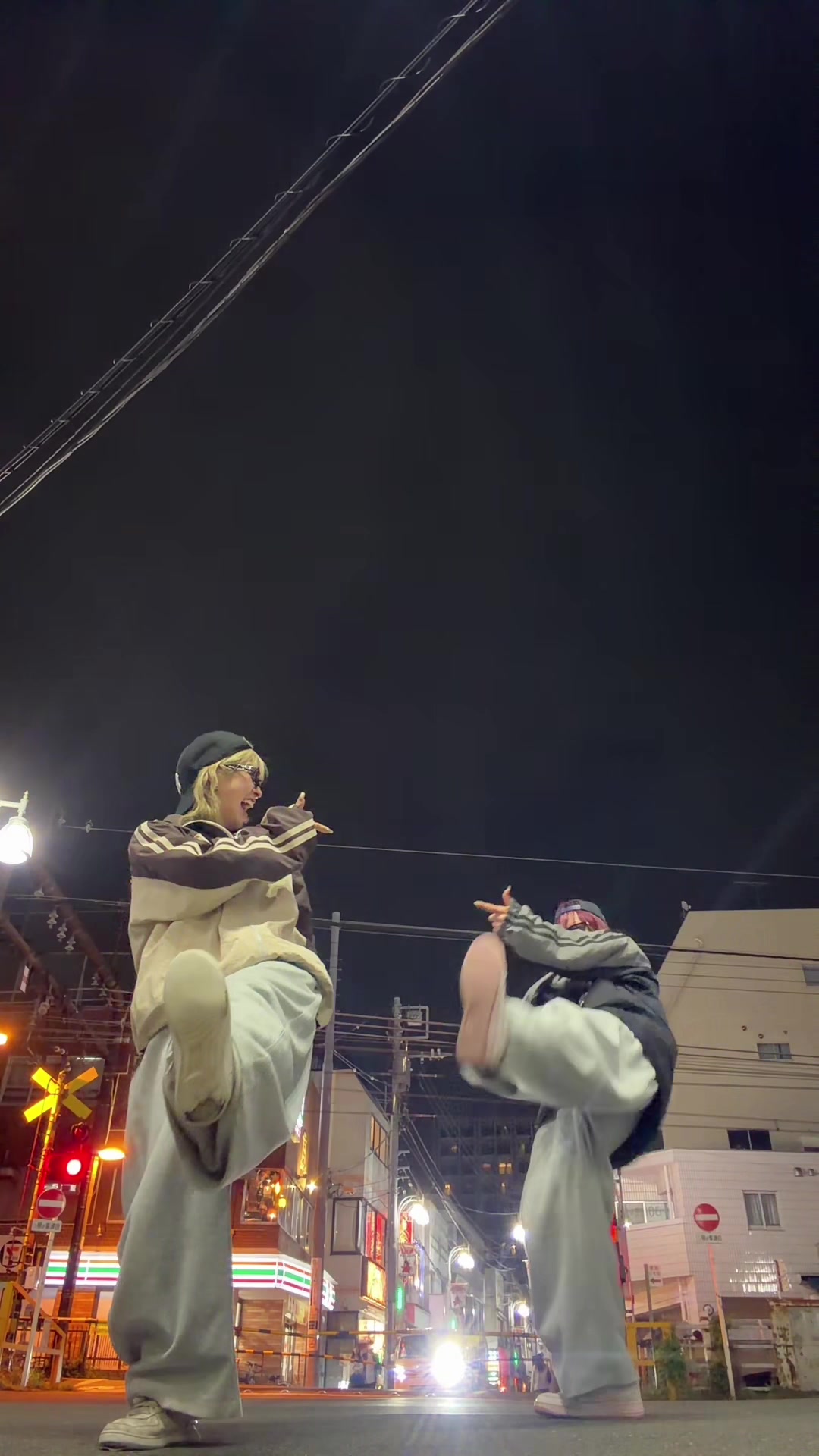 I tried dancing after being taught by the girl on the left.😆🌪🤟🏻💥 #two #bbno #dance #trend #fyp  @bbno$ 
