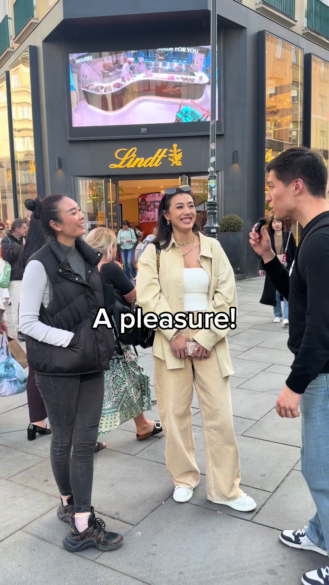 Chinese Ladies in Vienna 🇨🇳 . #china #vienna #japan #german #wien 